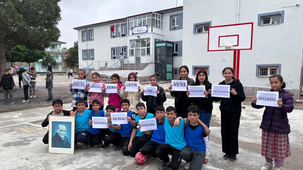 Sınıflar arası düzenlenen Futbol turnuvasında 7/A Sınıfı öğrencileri şampiyon, 6/A sınıfı ise 2. oldu. Tüm öğrencileri tebrik eder, başarılarının devamını dileriz.